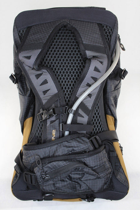 Dakine Seeker Bike Backpack 18L with 3L Hydration Reservoir Black / Rubber New